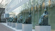 Hoge Raad gebouw met beelden
